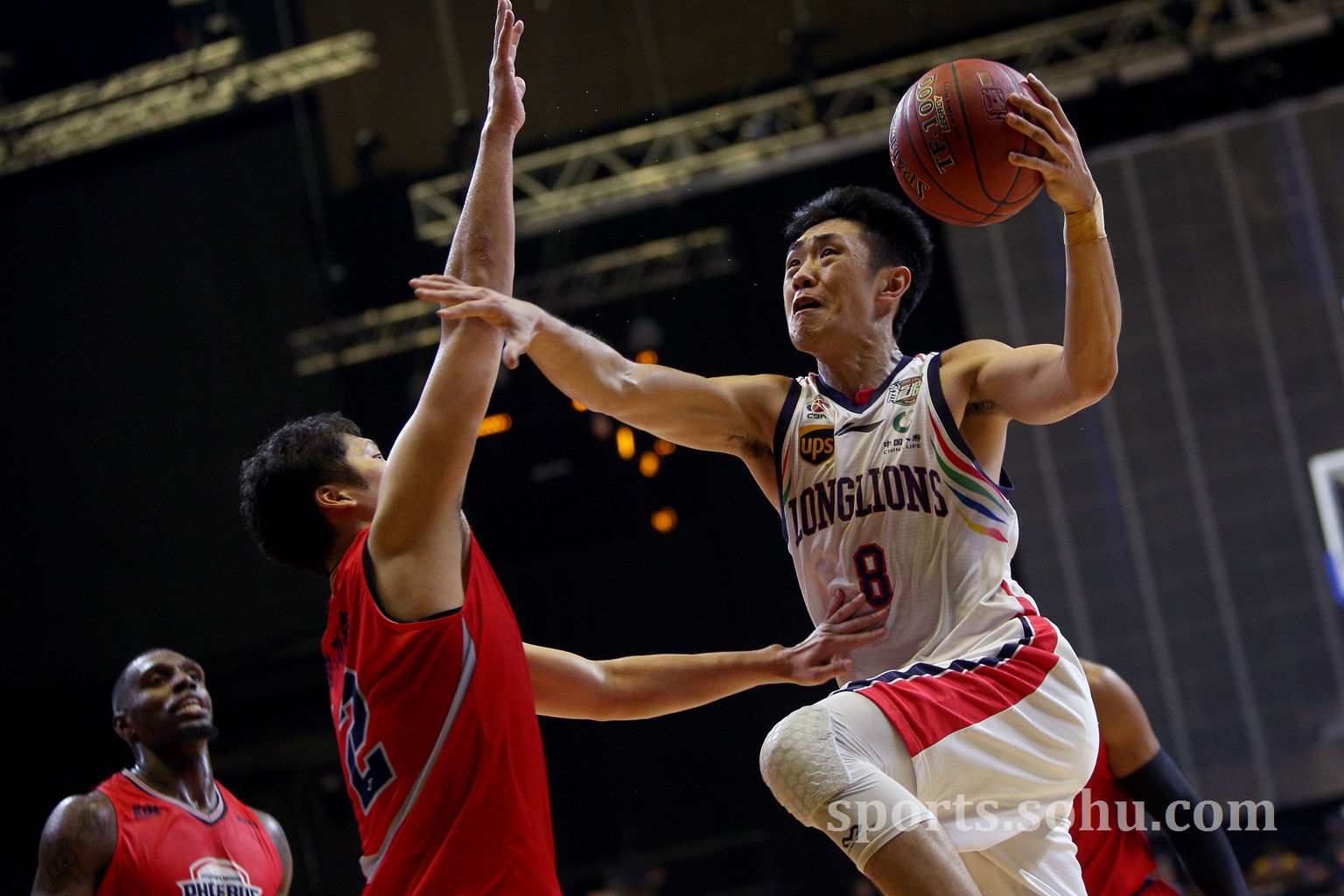 太阳险胜广州队,西亚卡姆点燃赛场 太阳险胜广州队,西亚卡姆点燃赛场