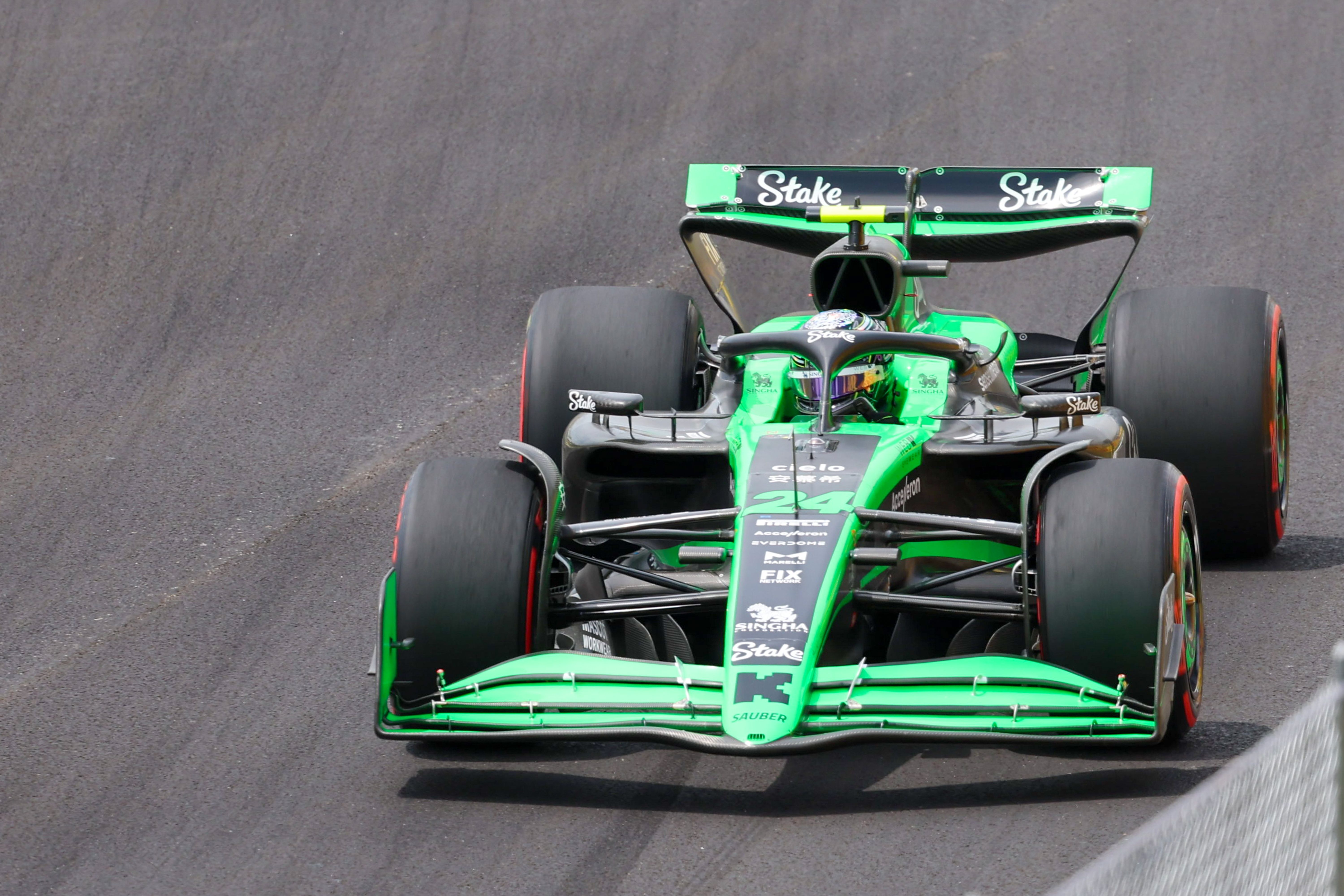 雷诺车队逆转索伯车队，周冠宇惊艳四座