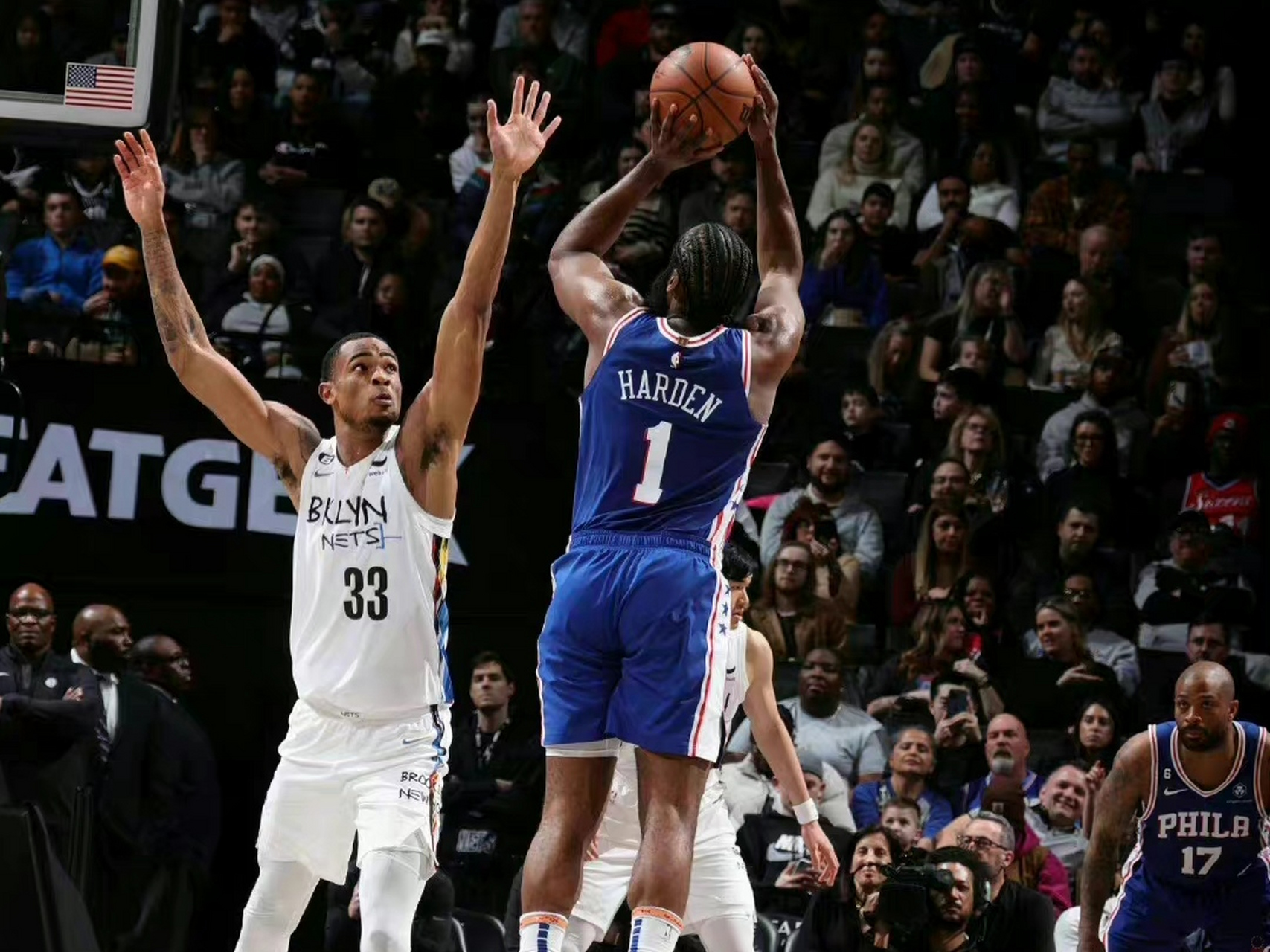 雄鹿险胜篮网，恩比德高光表现