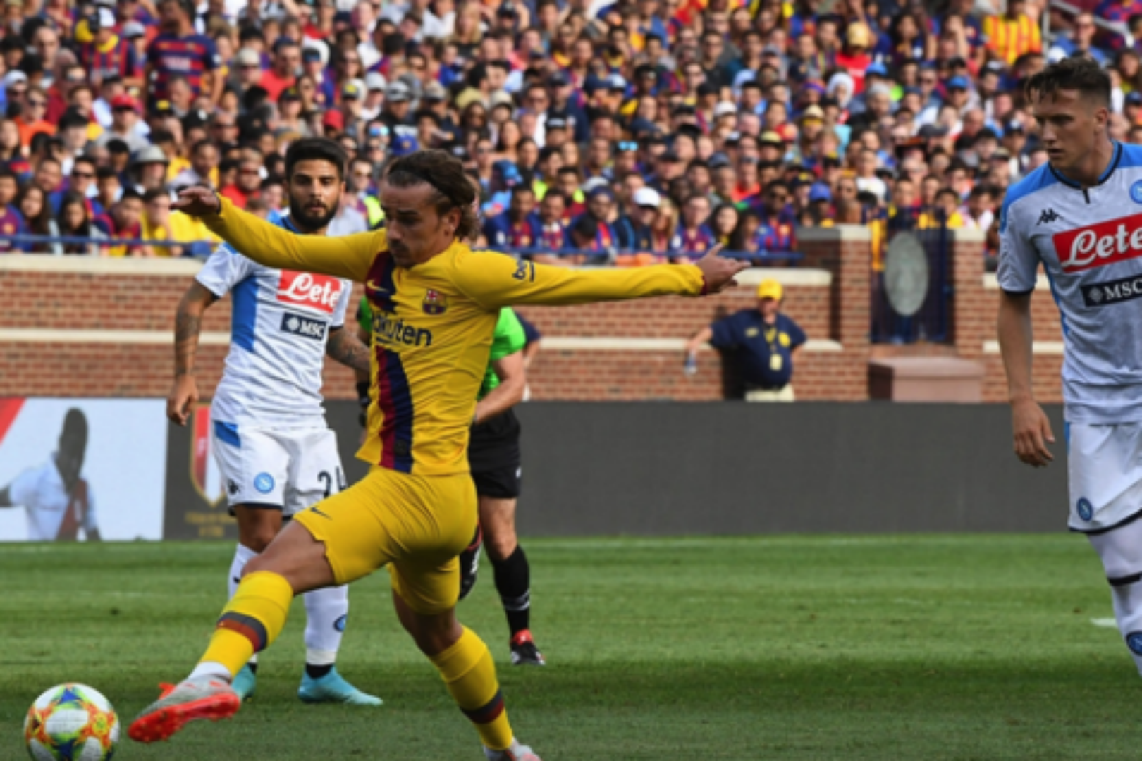 那不勒斯险胜曼联，苏亚雷斯惊艳四座