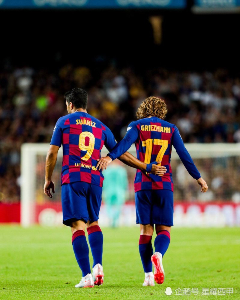 那不勒斯险胜曼联，苏亚雷斯惊艳四座