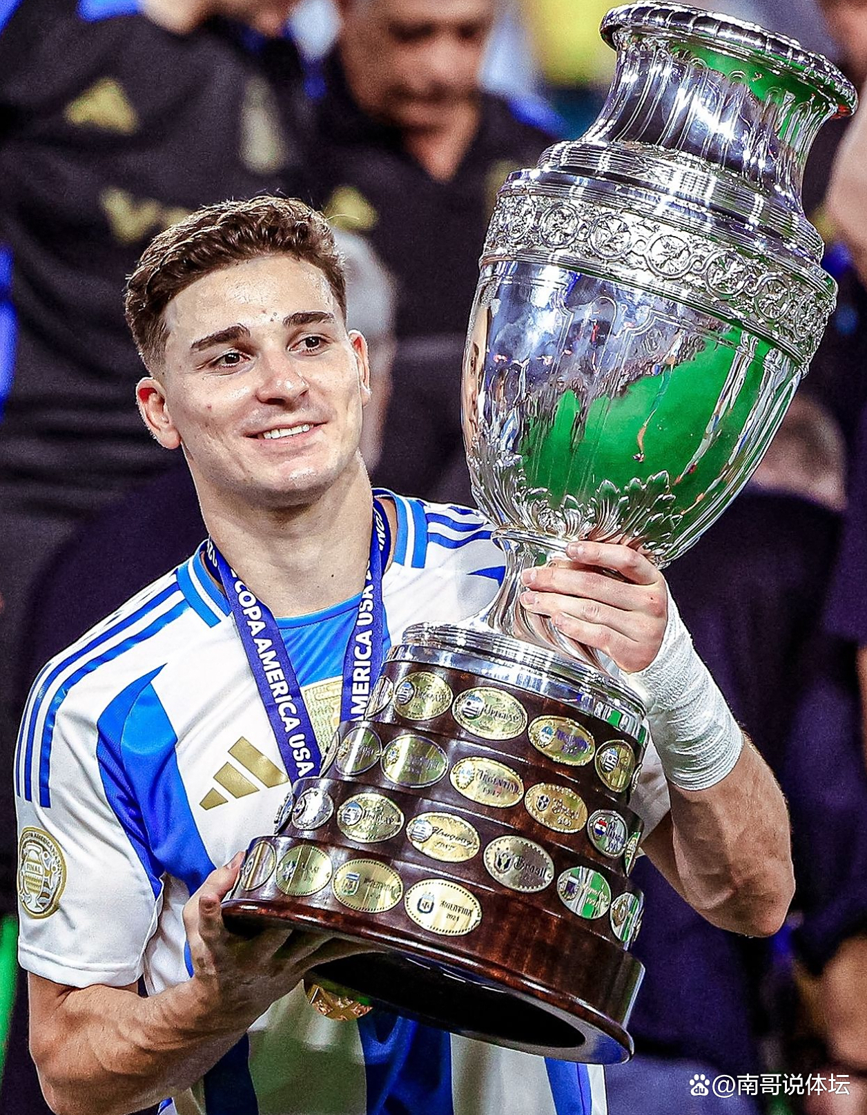 瑞士绝杀波兰，阿尔瓦雷斯完成帽子戏法