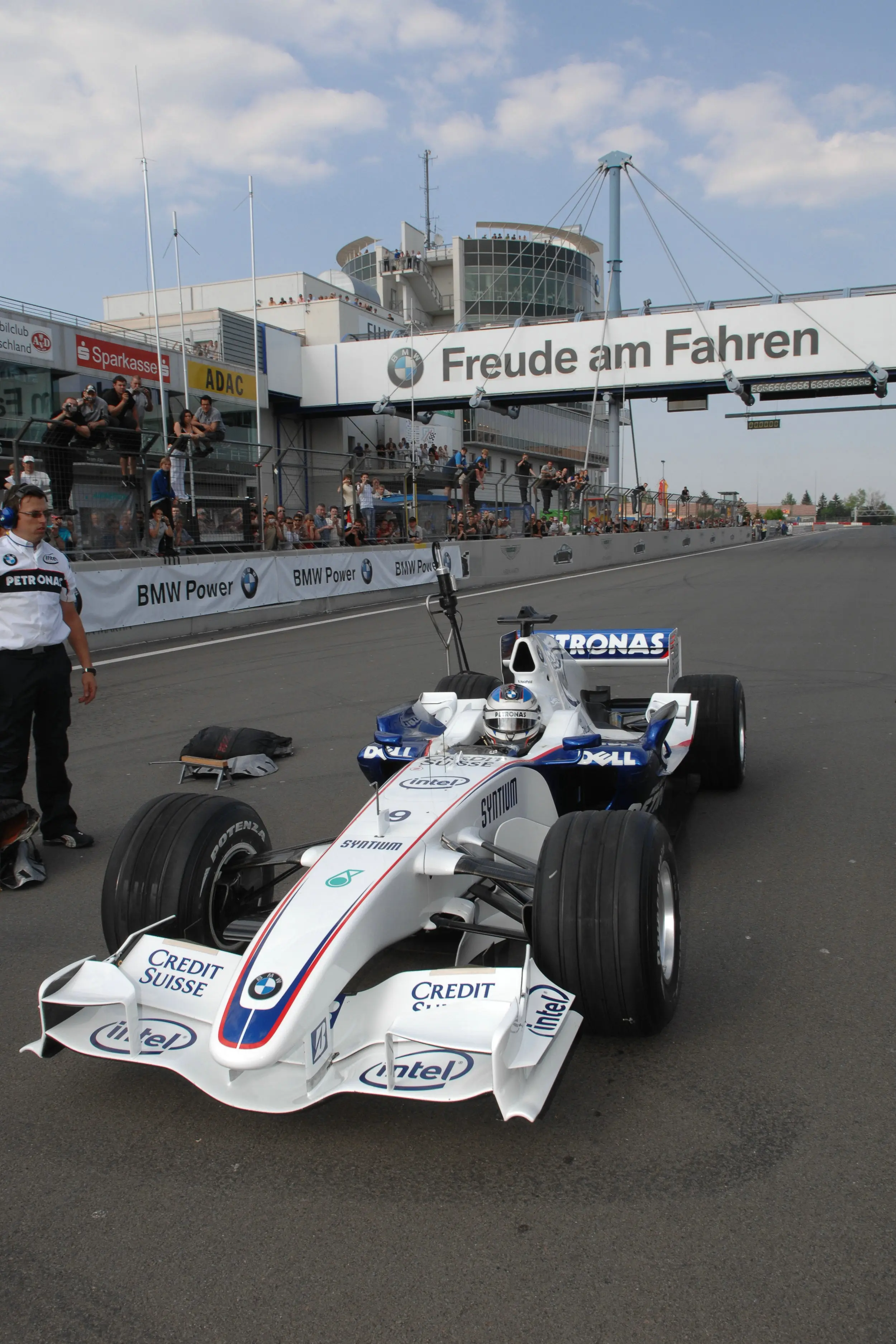 索伯车队逆转哈斯车队,拉塞尔统治全场 索伯车队逆转哈斯车队,拉塞尔统治全场