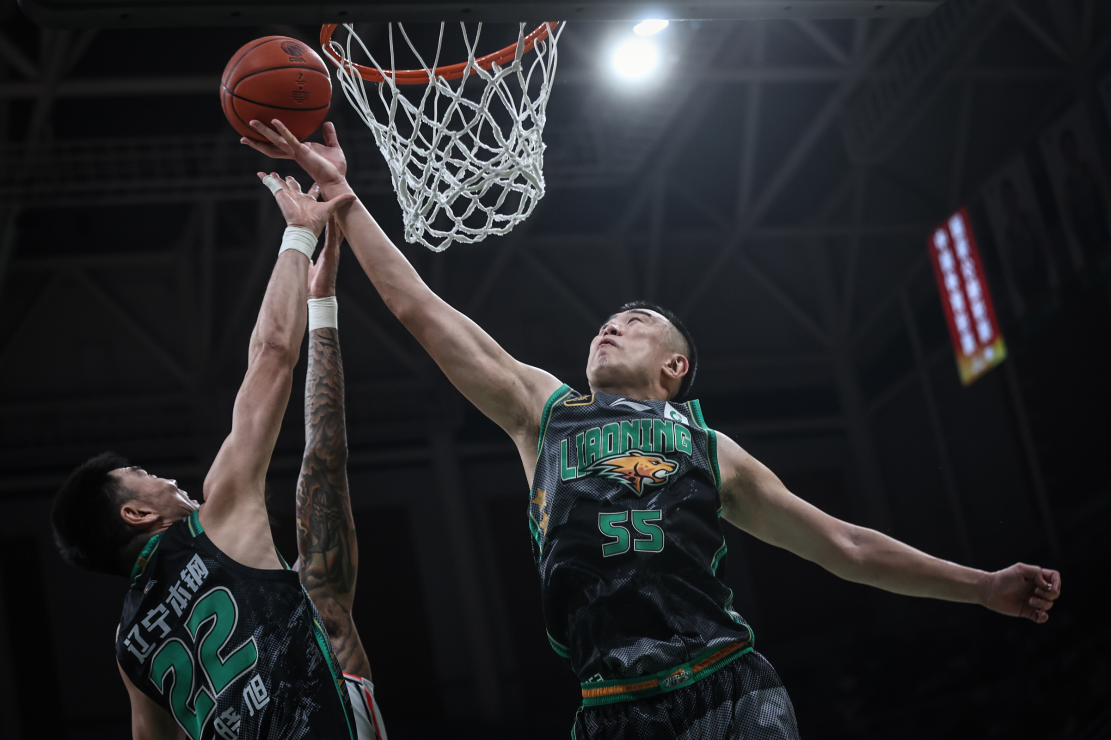 尼克斯鏖战爵士，伦纳德三分雨点燃全场