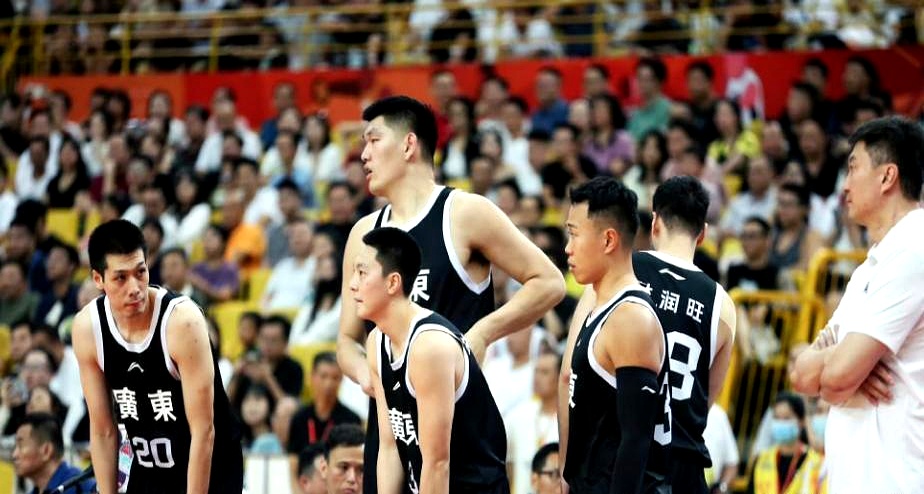 篮球锦标赛决赛战略展开，球队备战全力争胜