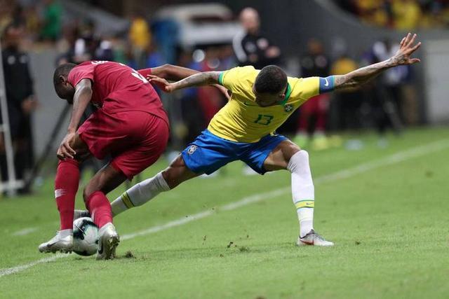 运动场上的激烈角逐让观众目不转睛