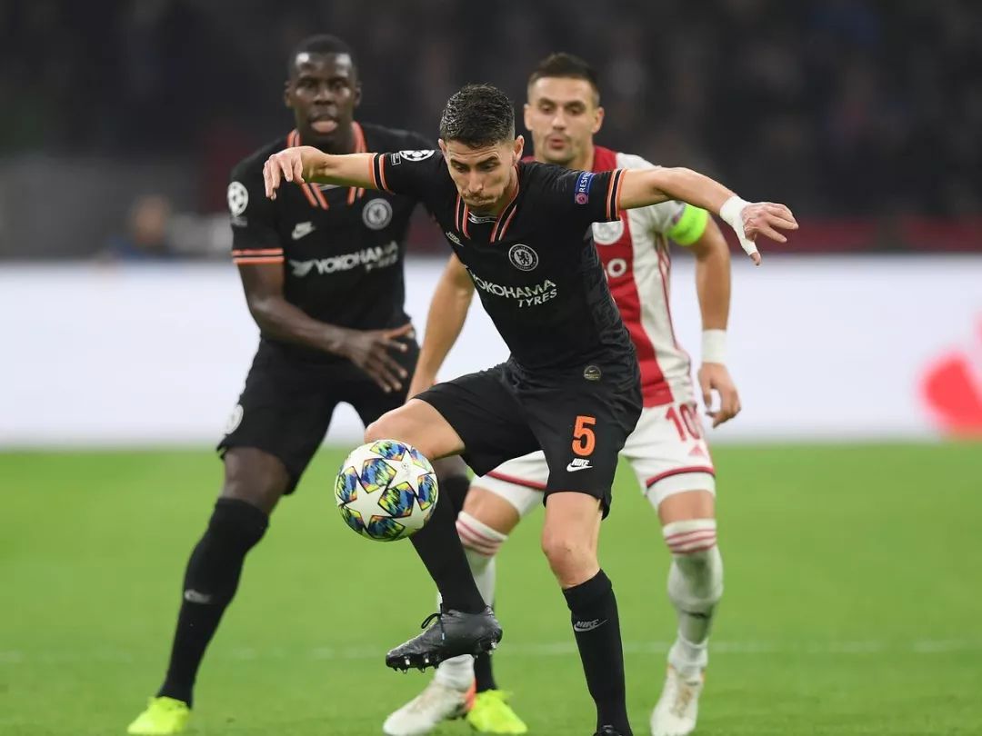 阿贾克斯艰难取胜，继续向前迈进