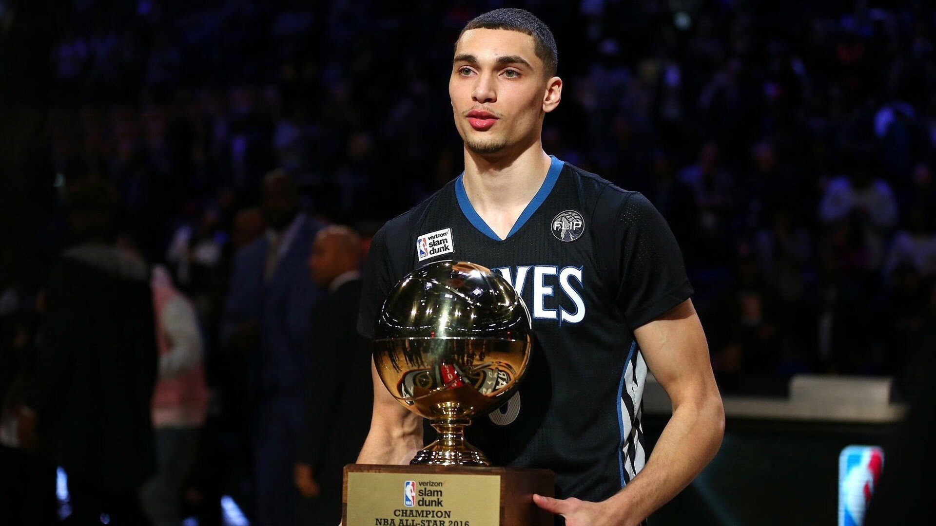 赛道上的家族对决，红牛车队完胜二队，汉密尔顿展现绝对统治力