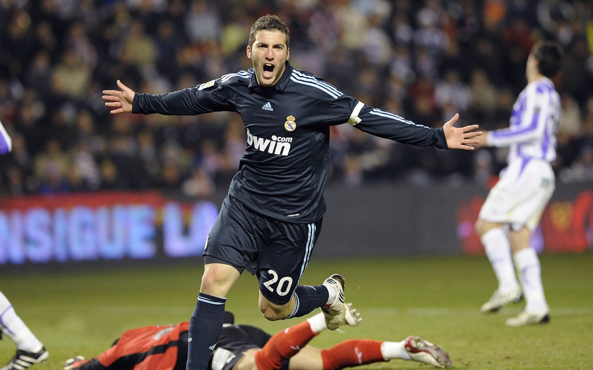 姆巴佩刷新纪录之夜，哥伦比亚险胜AC米兰背后的战术博弈